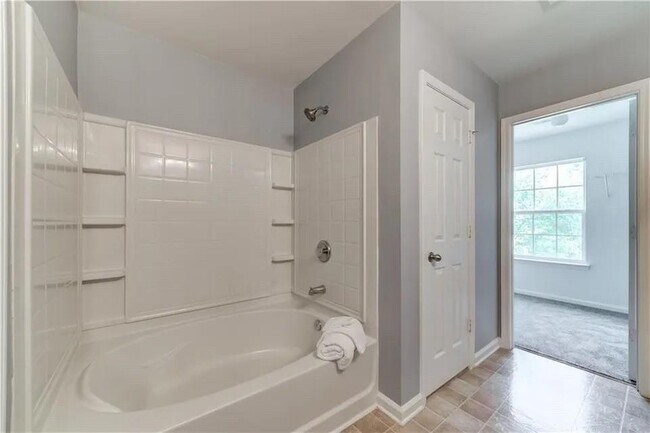 Building Photo - 2820 Mayfair Dr