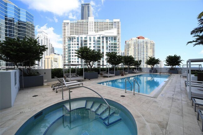 Building Photo - 1300 Brickell Bay Dr