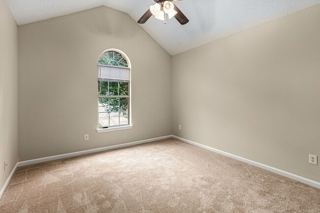Building Photo - Large 3 Bedroom 2.5 Bath Home