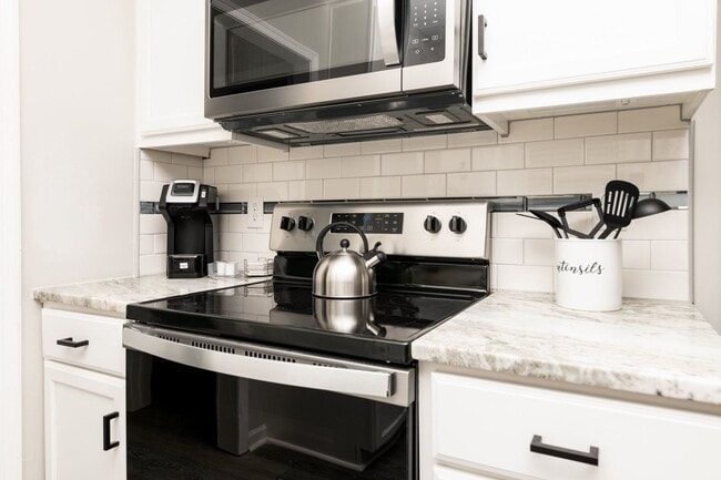 Building Photo - Charming 3 Bedroom Home with Modern Features and Spacious Outdoors!