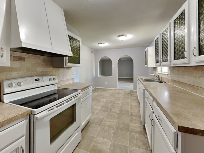 Building Photo - 2706 Santa Anna Dr