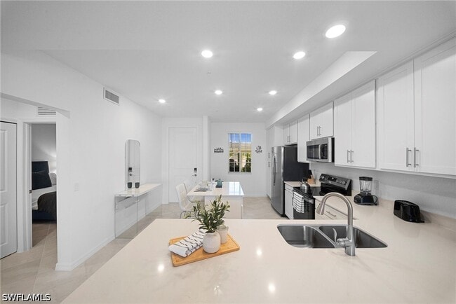 Building Photo - 15285 Grn Acrs Ave