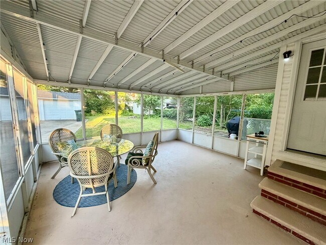 Building Photo - 1561 Maywood Rd