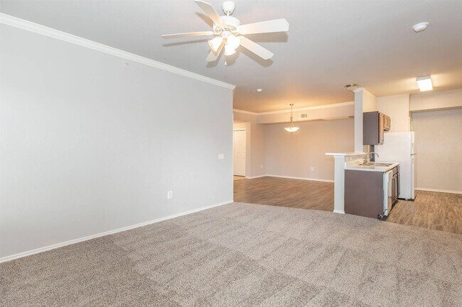 Building Photo - 400 E Cypress Creek Rd