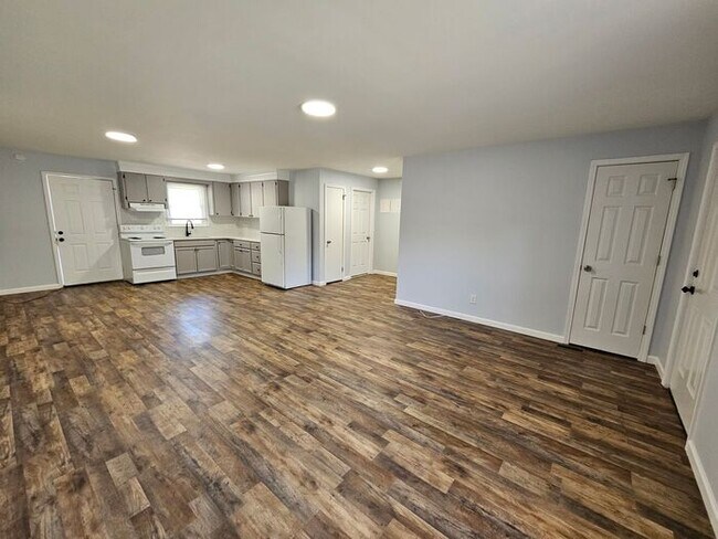 Building Photo - 2BD/1BA Duplex in Newton