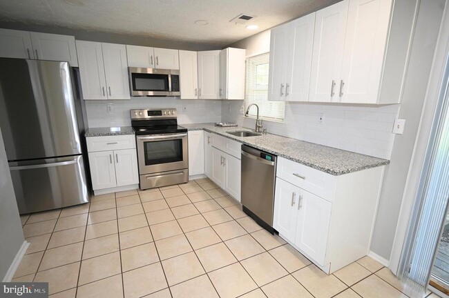 Building Photo - 2103 Tanglewood Dr