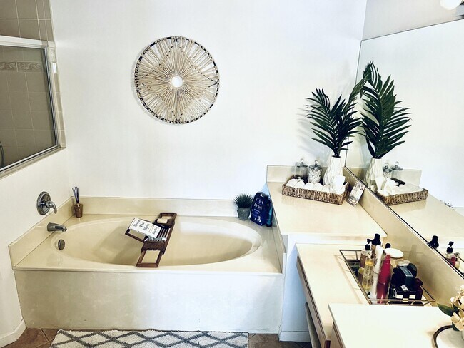 Building Photo - 10614 Lake Shore Dr