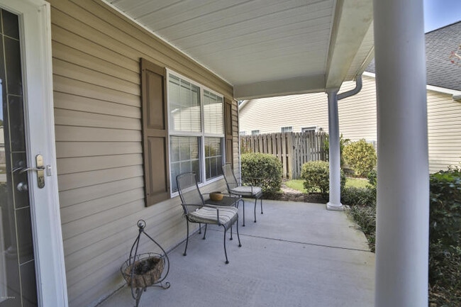 Building Photo - Upscale 3 to 4 BR home in The Willows at Leland. Two car garage, community pool!