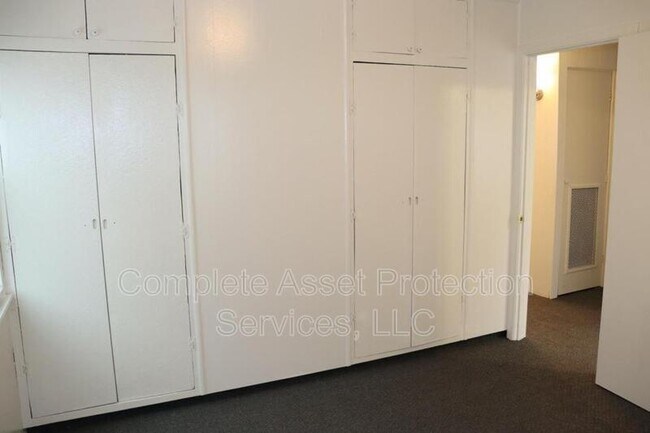 Building Photo - 6738 Leland Ave