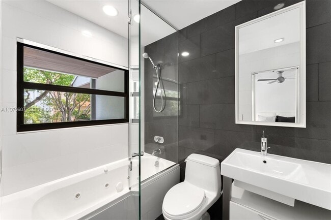 Building Photo - 3560 W Fairview St