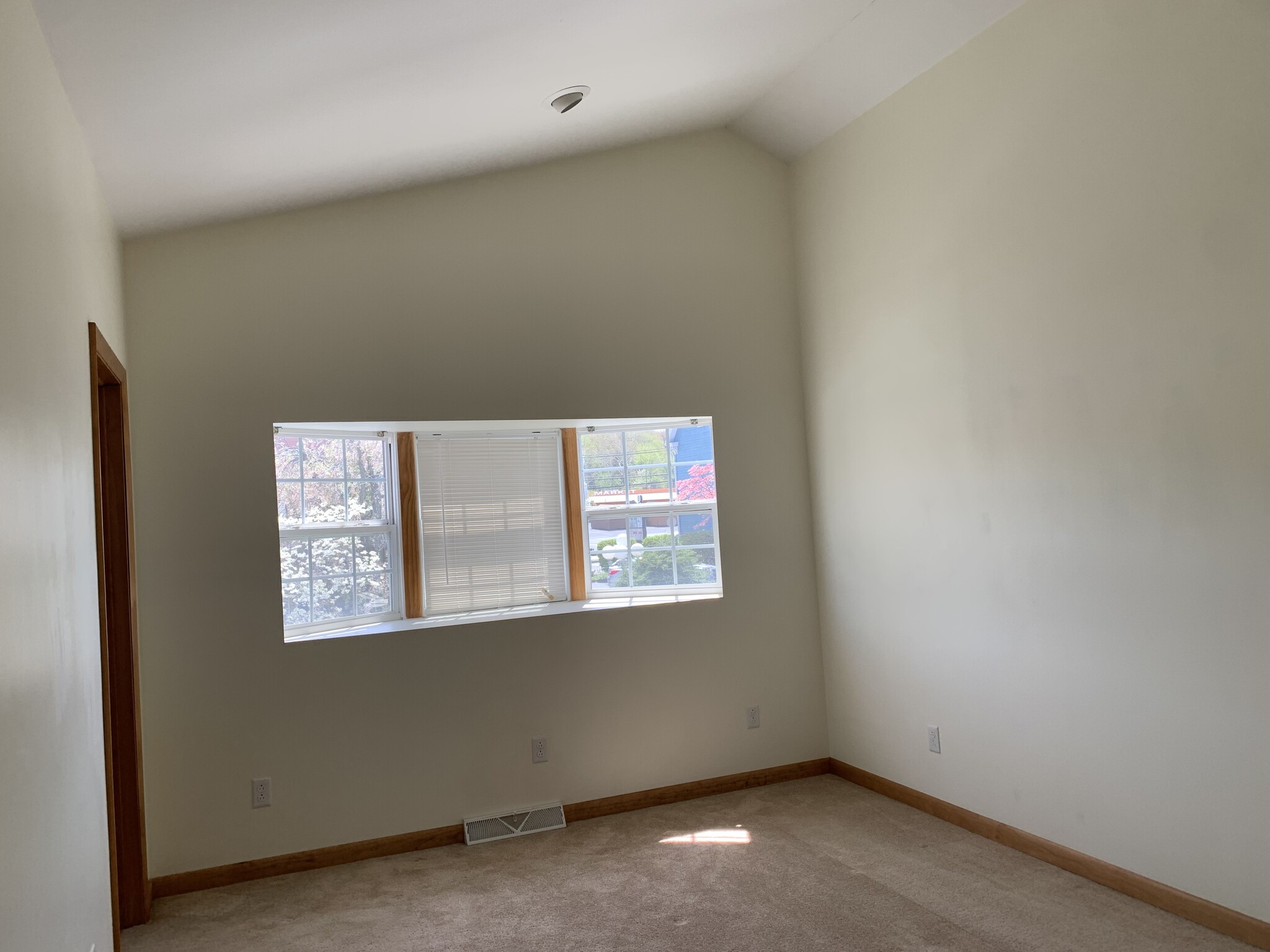 Main bedroom with power room and walk in closet - 1408 3rd Ave