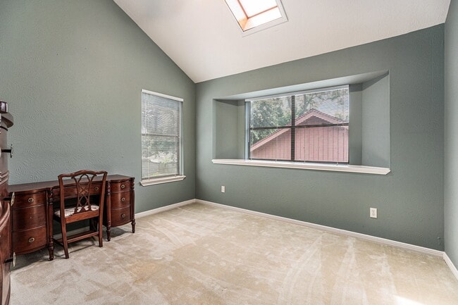 Building Photo - 602 Crestwood Dr