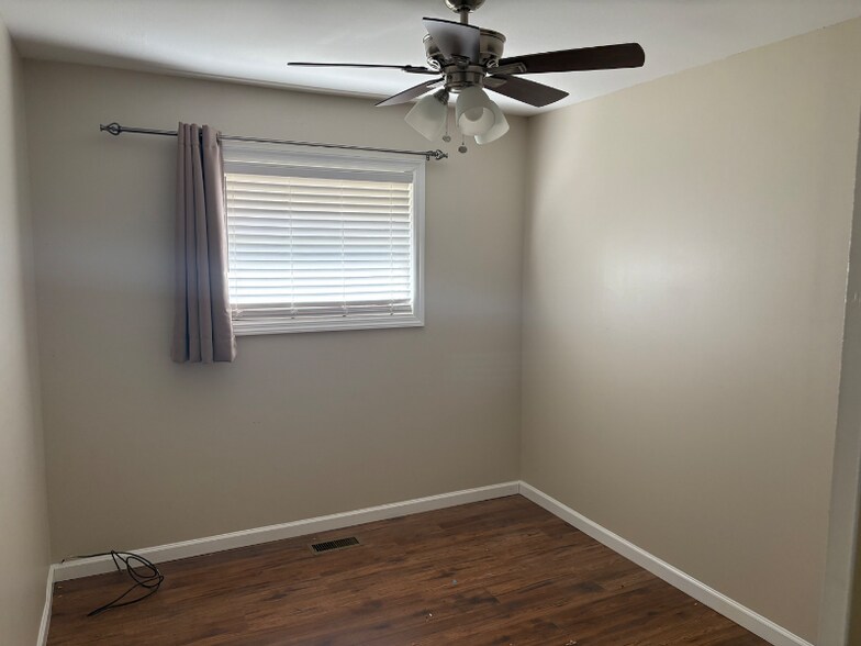 Building Photo - 214 Sandalwood Dr