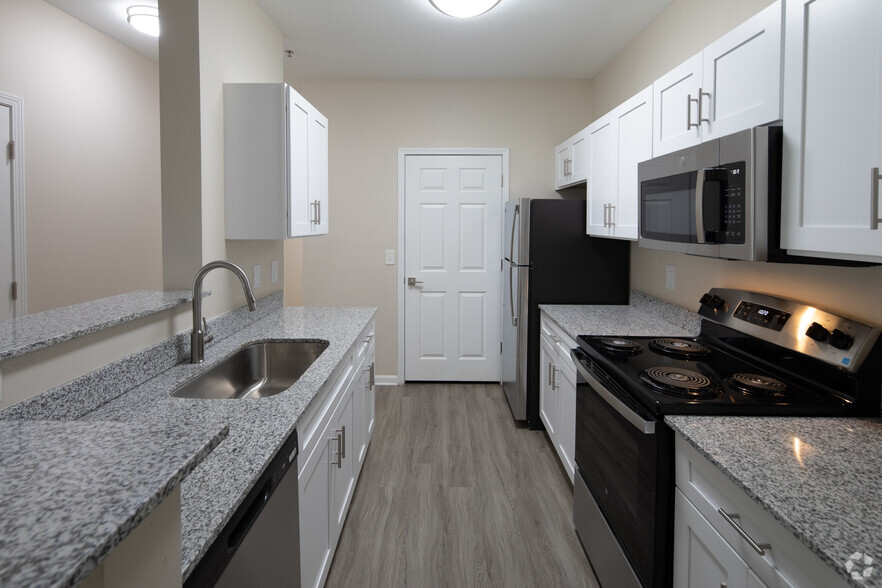 3BR, 2BA - 1,252SF - Kitchen - Haven Cross Creek
