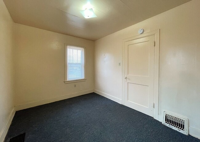 Building Photo - 7 N Elm St