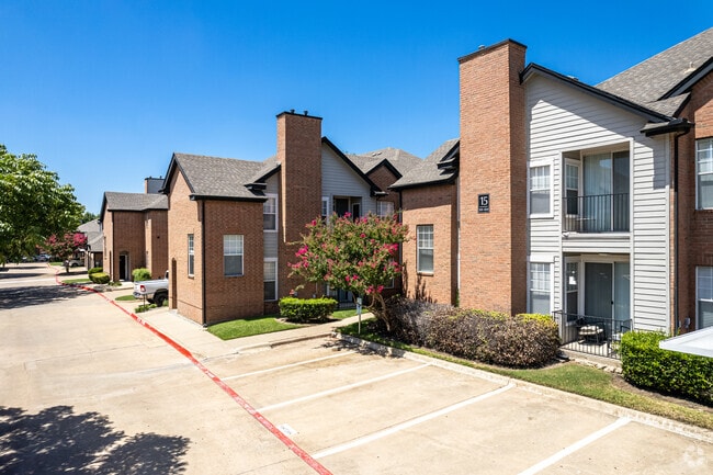Building Photo - Towns of Chapel Hill