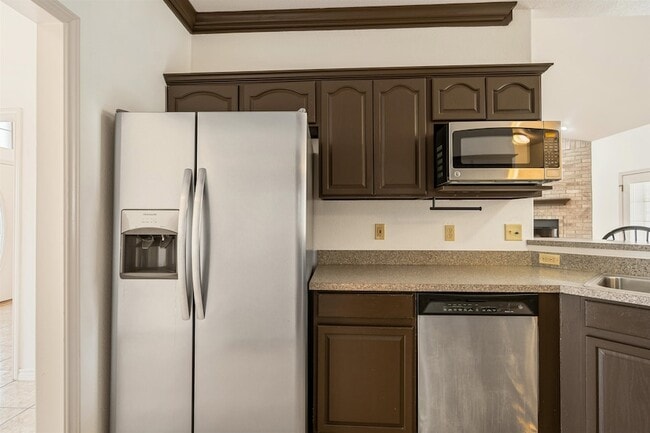 Building Photo - 302 Echo Valley Dr