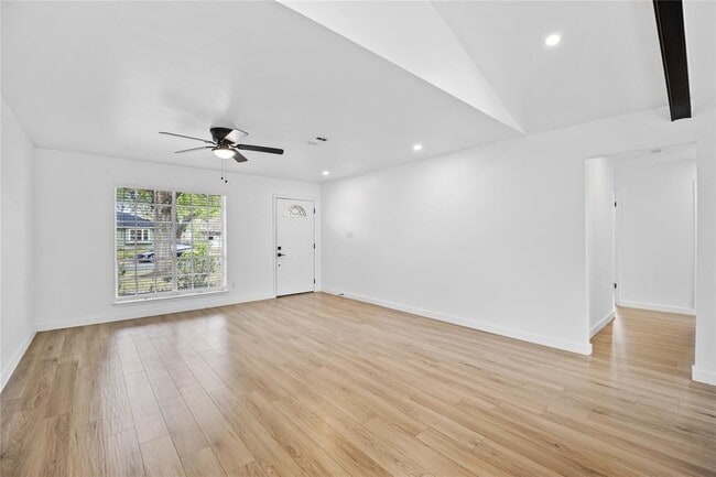 Building Photo - 2207 Southern Oaks Dr