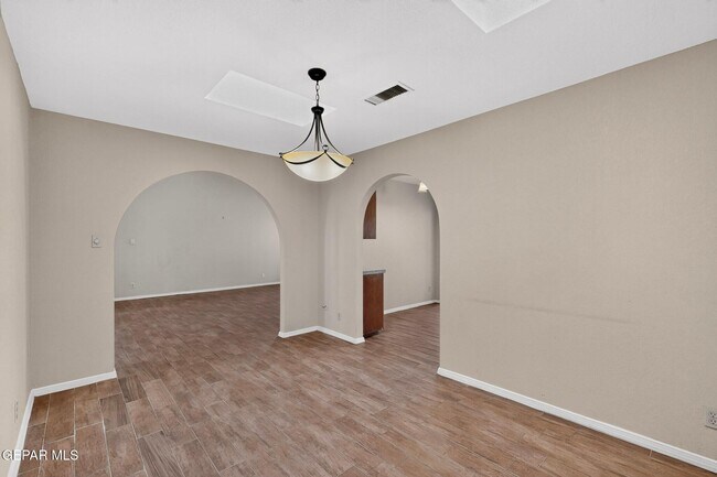 Building Photo - 7419 Mission Viejo Dr