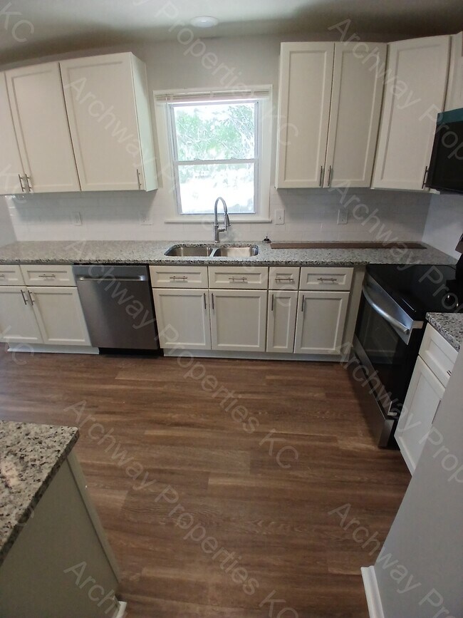 Building Photo - 5103 Long Dr