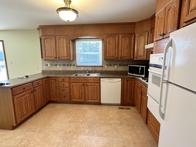 Building Photo - 1760 Scenic Dr