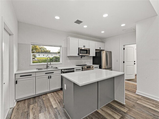 Building Photo - 720 W 14th St