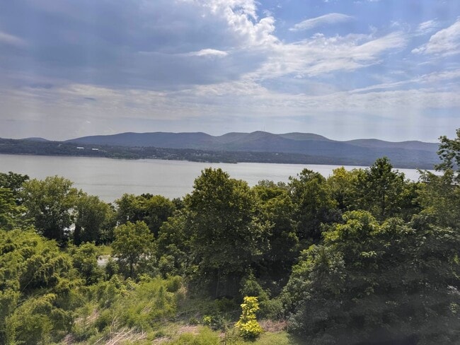 Building Photo - 4 Bedroom 2 Bathroom House with Stunning Hudson River Views