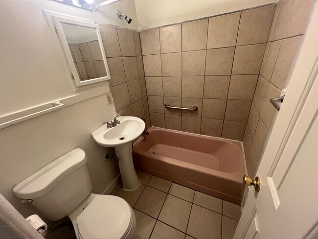 Building Photo - Spacious 2 bedroom townhome