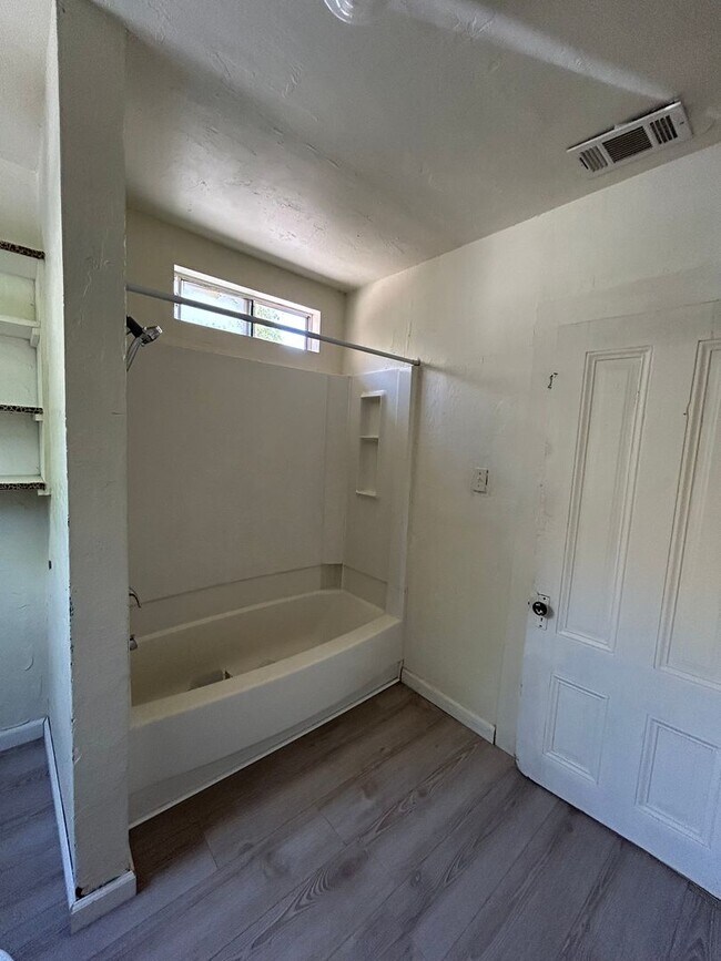 Building Photo - 3 Bedroom 1 Bathroom Single-Story