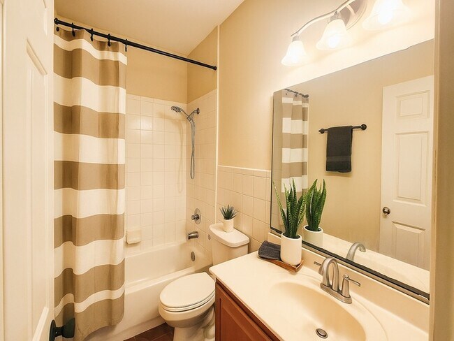 Building Photo - Spacious 4-bedroom, 3-bath home in desirab...