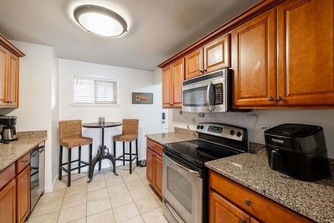 Building Photo - 250 Little St