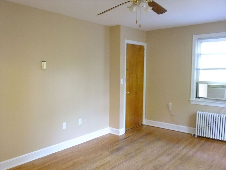 Building Photo - 8206 Greenwood Ave