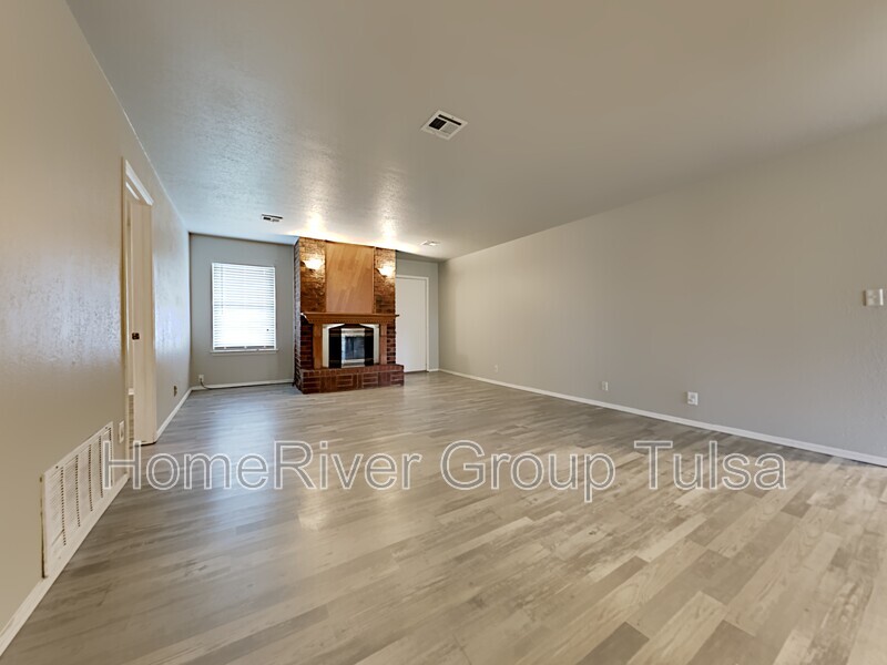 Building Photo - 7505 S Maple Ave