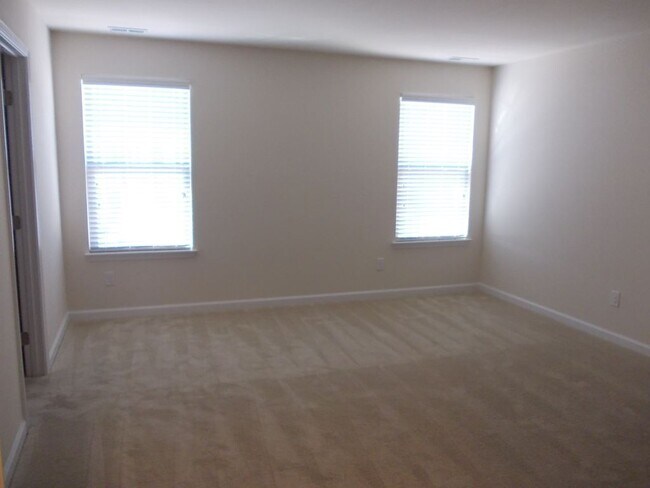 Building Photo - Convenient 3 Bed, 2.5 Bath Townhome near U...