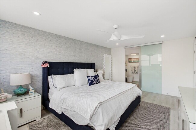 Building Photo - 1236 Hillsboro Mile
