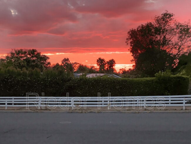Building Photo - 1606 Hackamore Rd