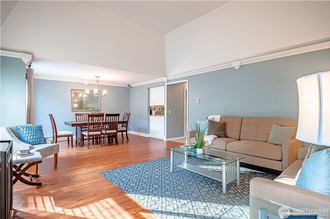 Building Photo - 3 bed/2 bath Condo in Bellevue!