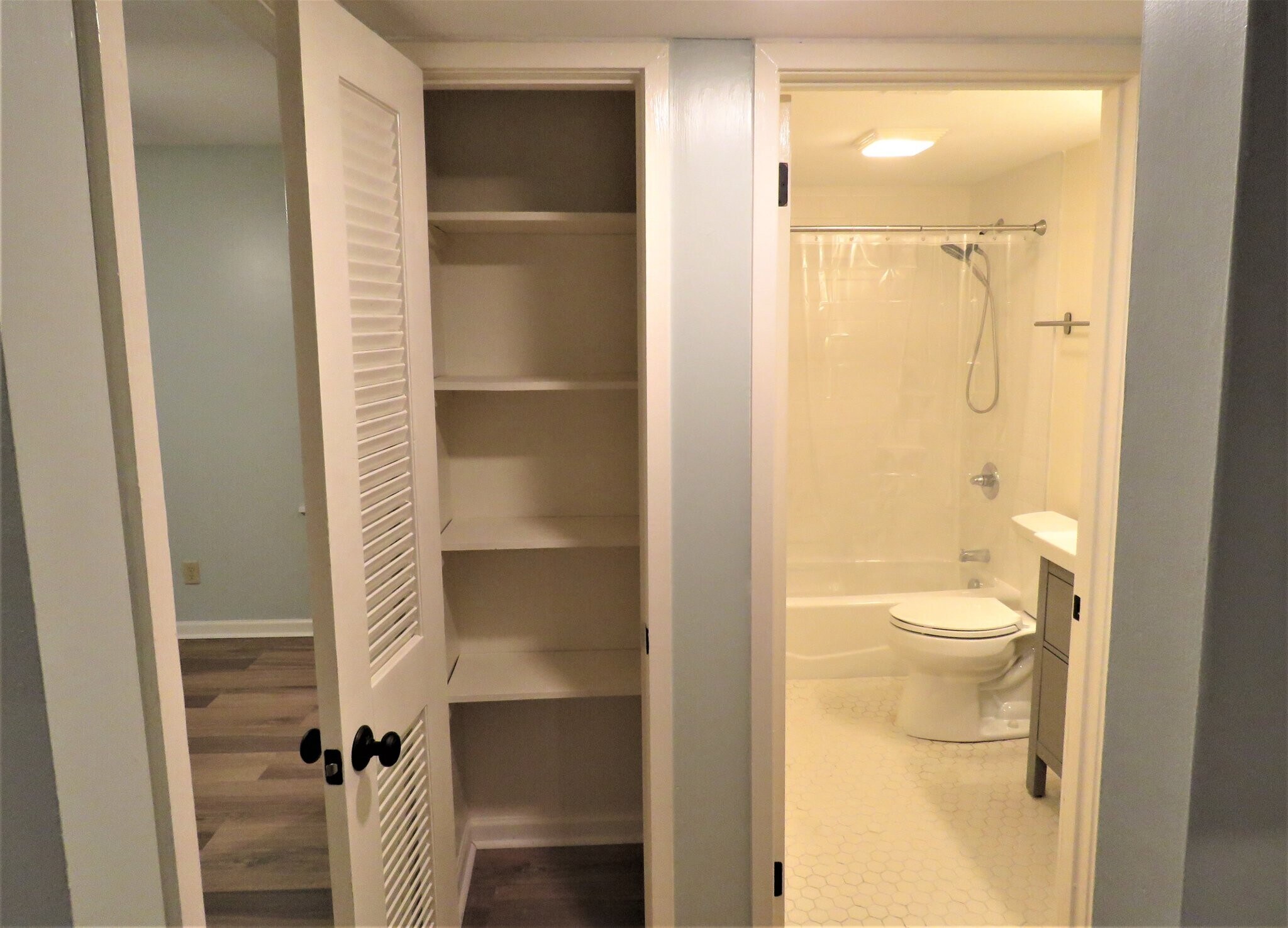 Building Photo - 509 E 7th St