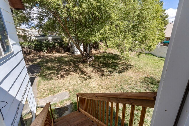 Building Photo - Spacious 5 Bed, 3 Bath with Sunroom