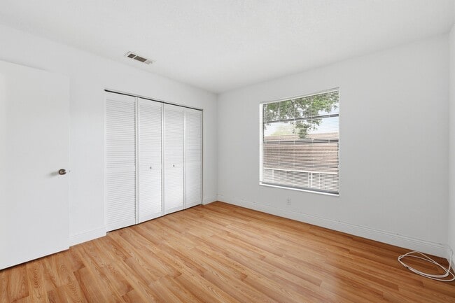 Building Photo - 301 Lakewood Dr