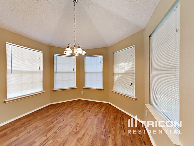 Building Photo - 2545 Clovermeadow Dr