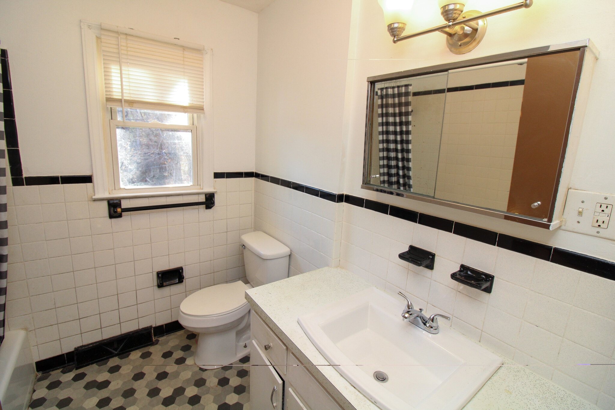 Building Photo - 228 Aurora Dr