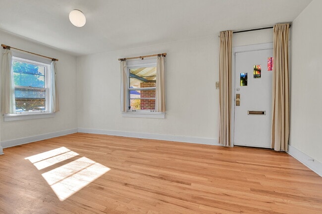 Building Photo - $2,600.00, 1 bed + non-conforming room, 1 ...