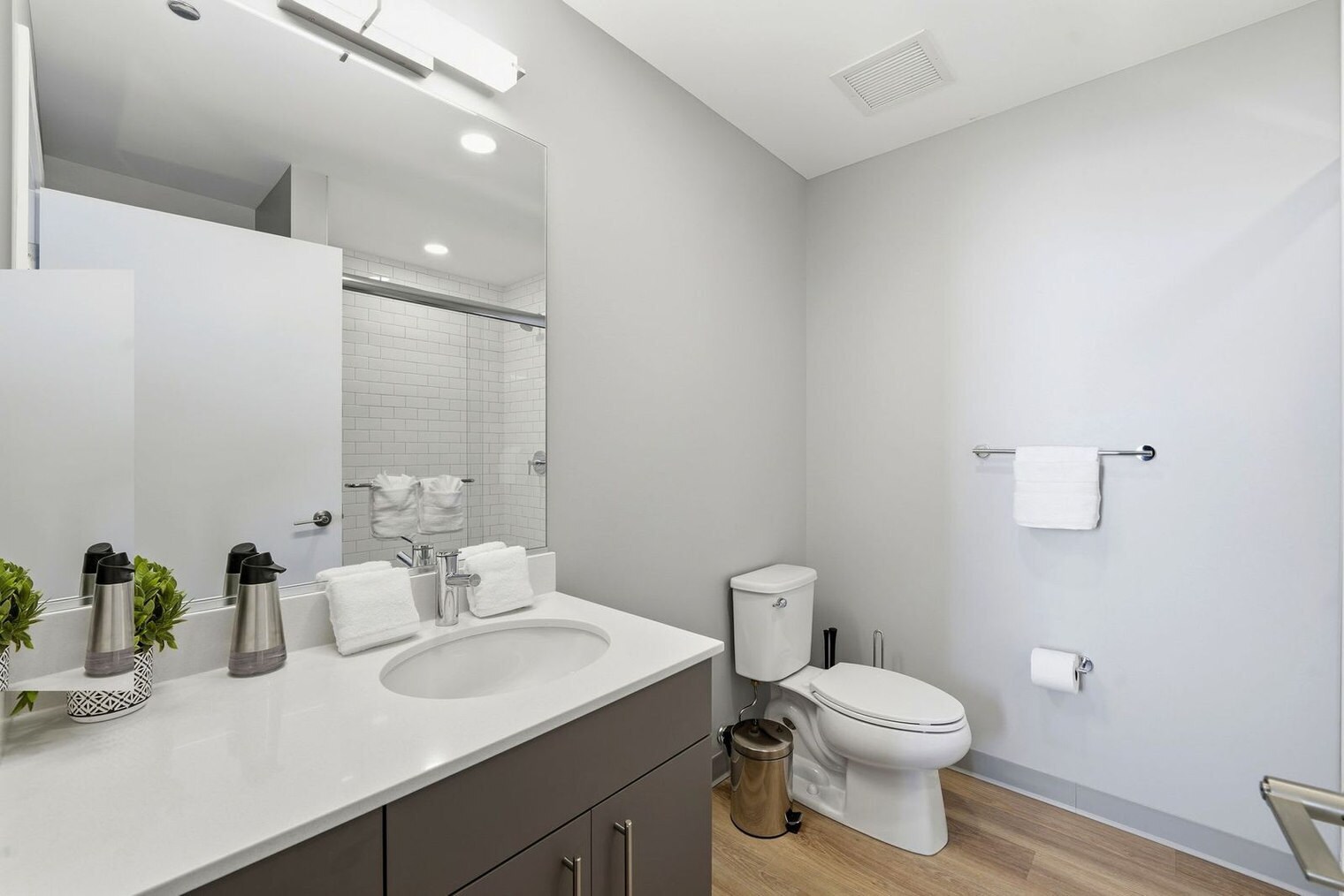 Building Photo - 853 W Blackhawk St