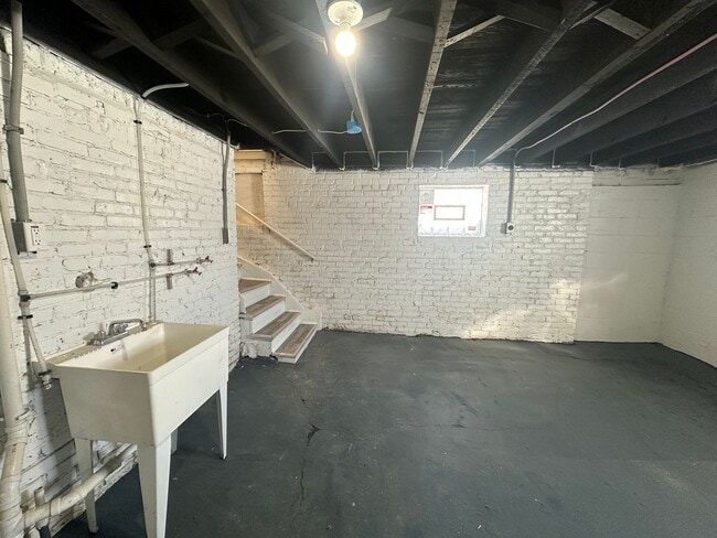 Building Photo - Large Open Concept 5BR/2BA Rent to Own Home