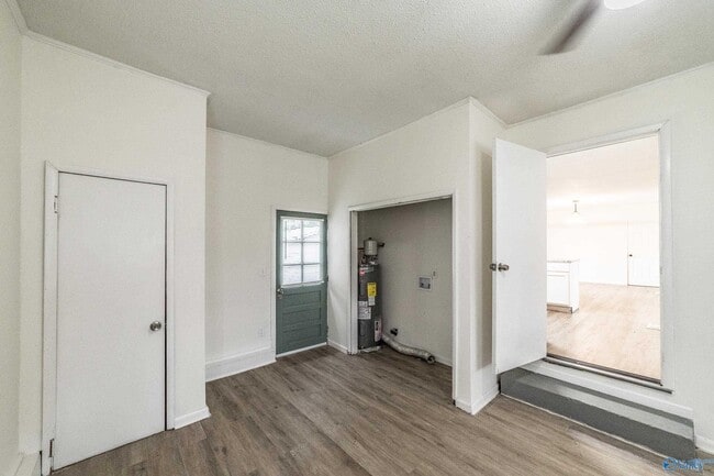 Building Photo - 307 Meadowbrook Dr SE