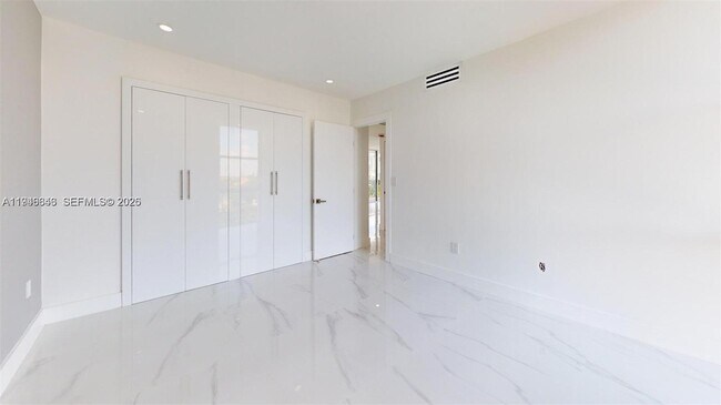 Building Photo - 3625 N Country Club Dr