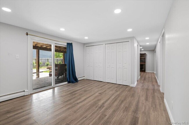 Building Photo - 570 Conklin St