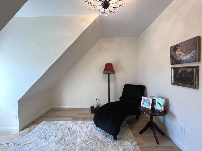 Building Photo - 561 Thorncliff Dr