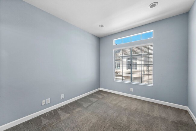 Building Photo - Remodeled Upper End Unit Available Now!